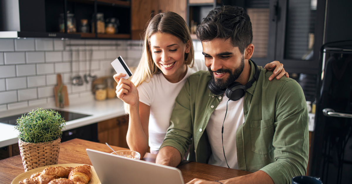 A couple shopping safely & securley online with a SWIRL Prepaid Mastercard