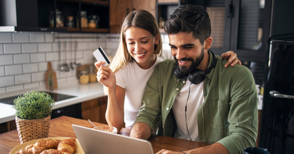 A couple shopping safely & securley online with a SWIRL Prepaid Mastercard